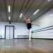 Poi si spostano al centro della sala per provare una coreografia...
